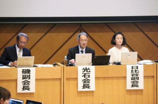 総会に臨む日本学術会議の光石衛会長(中央)ら=9日午後、東京都港区