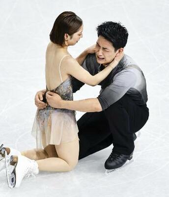 　ペア・フリーの演技を終え感極まる三浦璃来（左）、木原龍一組＝１６日、ミラノ（共同）