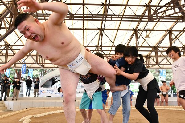 初心者向けの相撲教室で、講師を土俵外に押し出す子どもたち