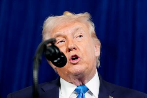 　３日、米フロリダ州の私邸で記者会見するトランプ大統領（ＡＰ＝共同）