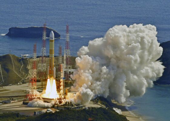 鹿児島県の種子島宇宙センターから打ち上げられたが、指令破壊となったＨ３ロケット１号機＝７日午前10時37分（共同通信社ヘリから）