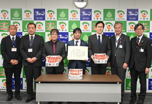 坂村市長（右から３番目）イチゴを寄贈したＪＡうつのみやの石島支部長（中央）