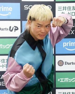 WBC世界バンタム級挑戦者決定戦から一夜明け、記者会見でポーズをとる那須川天心=12日、東京都内