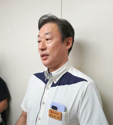 記者団の取材に応じる沖縄県の玉元宏一朗基地対策課長=10日午後、沖縄県庁
