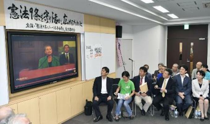 　２０１６年、ノーベル平和賞の中継を見る「憲法９条にノーベル平和賞を」実行委員会の関係者ら＝相模原市