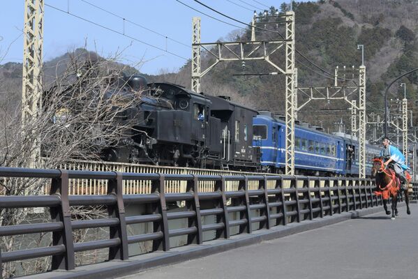 ＳＬ大樹と並走する新選組