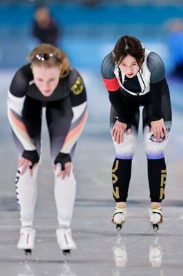 　女子１５００メートルのレースを終えた堀川桃香。２６位だった。左は同走のドイツ選手＝ミラノ（共同）