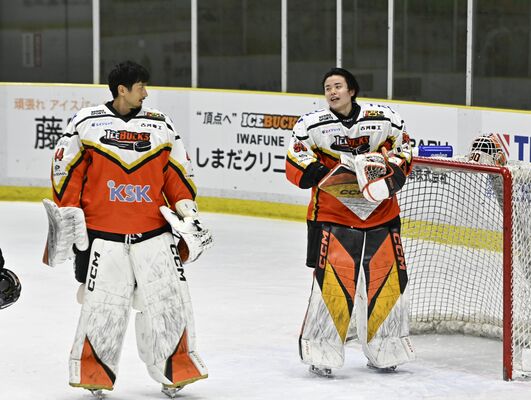 試合後、ＧＫ福藤（左）と言葉を交わすバックスのＧＫ大塚＝日光霧降アイスアリーナ