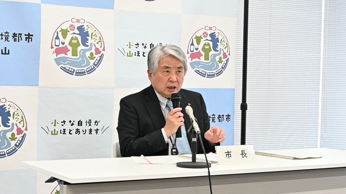 ケアンズ市への訪問団派遣を発表する浅野市長