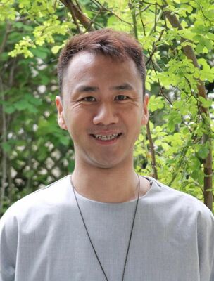 笑顔で活動する丹野さん