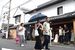 ビールを片手に嘉右衛門町を歩く来場者