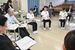 福田知事と車座になり、意見を交わす学生たち=22日午後、宇都宮市陽南4丁目