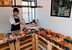 ４０種類のパンが並ぶ店内