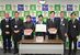 坂村市長（右から３番目）イチゴを寄贈したＪＡうつのみやの石島支部長（中央）