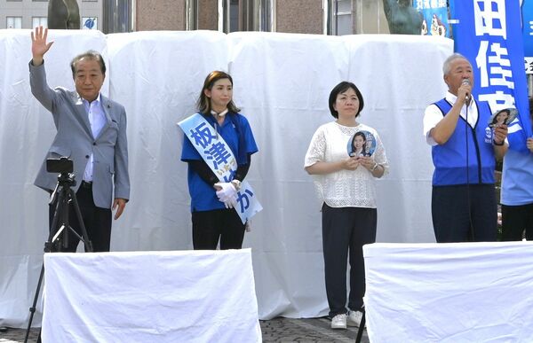 選挙戦最終日に板津氏（左から２人目）の応援で来県した野田代表（左）＝19日午後、ＪＲ宇都宮駅西口