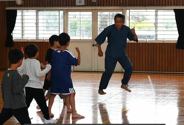 児童に江戸走りを教える大場さん
