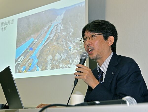 能登半島地震で幹線道路の被災状況を説明する宮本氏