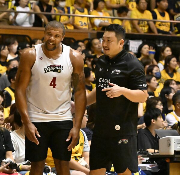 ギブス（左）に指示を出す越谷の安斎監督＝９月８日のＰＳＧ越谷戦から