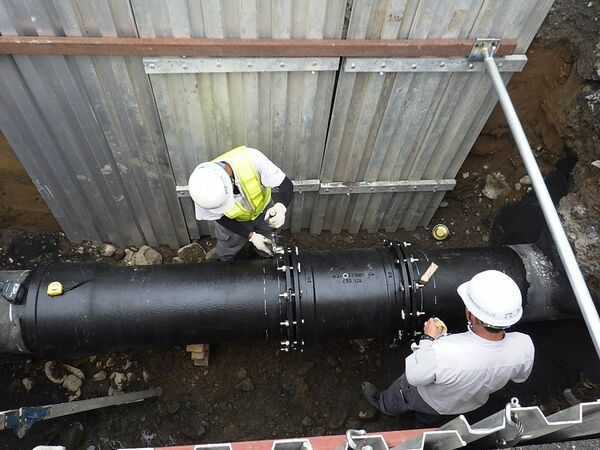 漏水修繕工事を行う柏建設の社員(同社提供)