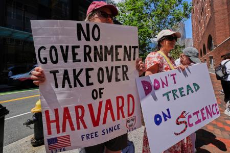 　７月２１日、ハーバード大を巡る訴訟の審理が開かれた米連邦地裁前で、政権を批判する人々＝東部ボストン（ＡＰ＝共同）