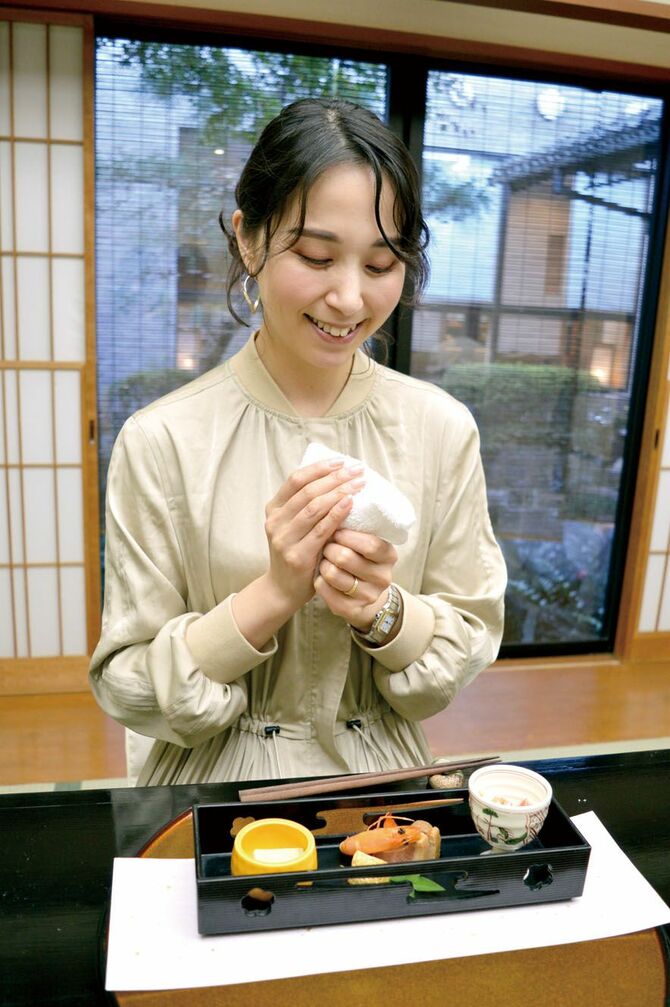 おしぼりは手を拭くもの