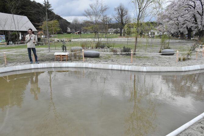 水遊びを楽しめる「温泉じゃぶじゃぶ池」＝15日、那須塩原市千本松