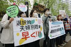 戸籍は同姓、反発必至