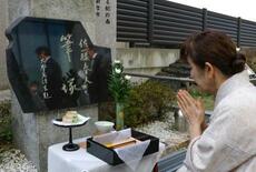 作家佐藤春夫をしのぶ「筆供養」