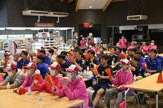 画面越し、攻守に歓声