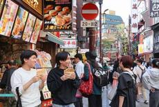 横浜中華街、食べ歩き盛況