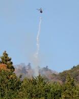 神奈川の山林火災で消火活動