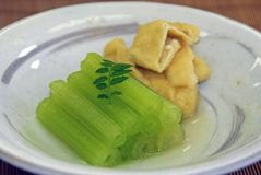 ＜フキと油揚げの煮物＞歯ごたえ生かし味シンプルに