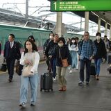 県内ＧＷ最終日、思い出抱え帰路に　宇都宮駅や佐野ＳＡ　雨で屋内施設にぎわいも