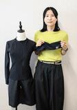 男女兼用で肌の露出少なく、上下分かれたスクール水着