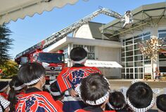 はしご車出動に大歓声　園児ら参加し消防訓練　佐野市こどもの国