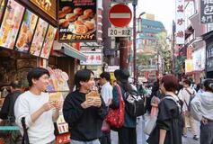 横浜中華街、食べ歩き盛況