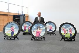 佐野市が漫画「黒執事」とのコラボマンホール初披露　全５種類、市役所周辺に設置　８月…