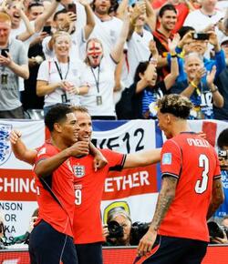 イングランド、Ｌ組１位で突破