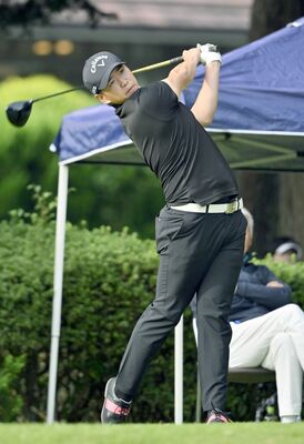 プロ初戦で初優勝を飾った塚原（フリー）の１番ティーショット＝杉ノ郷ＣＣ