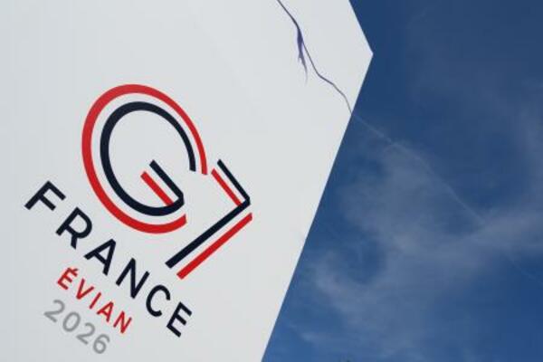 G7サミットが開かれるフランス東部エビアンに隣接するピュブリエに掲げられたロゴマーク=13日(ゲッティ=共同)