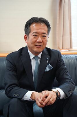 インタビューに応じる星社長＝４月上旬、宇都宮市