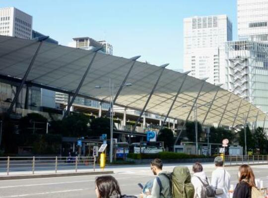 　東京駅八重洲口駅前の大屋根＝東京都千代田区