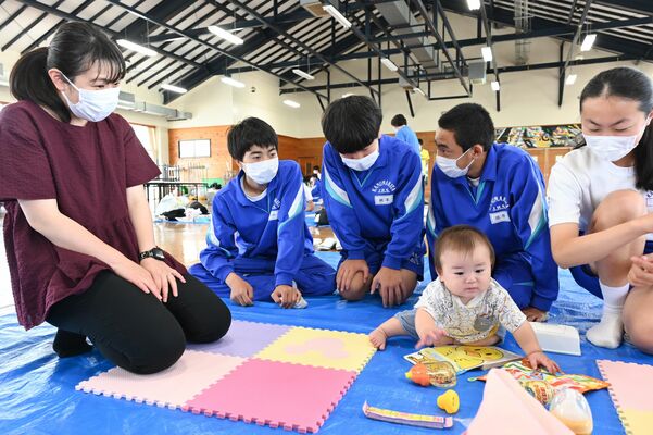 北中で行われた赤ちゃんふれあい体験交流事業