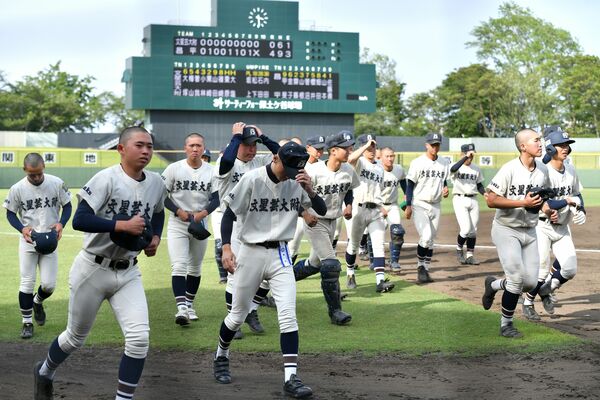完封負けを喫し肩を落として引き上げる文星付ナイン＝サーティーフォー保土ケ谷球場
