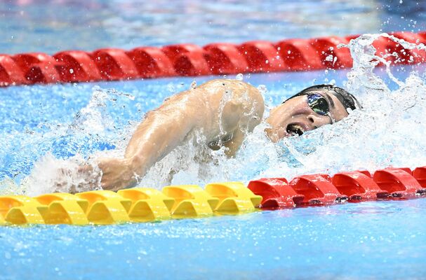 男子４００メートル個人メドレー決勝　優勝した松下（東洋大）の自由形＝東京アクアティクスセンター、森田大地撮影