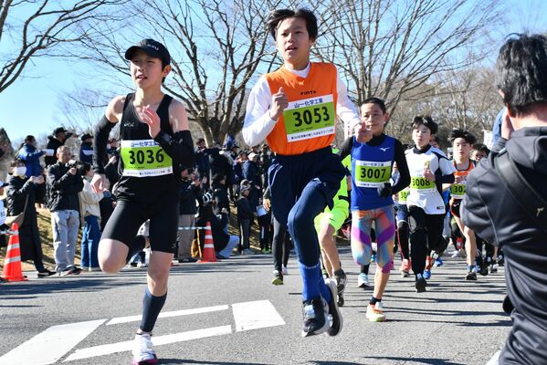 声援が送られる中、懸命に走るランナー