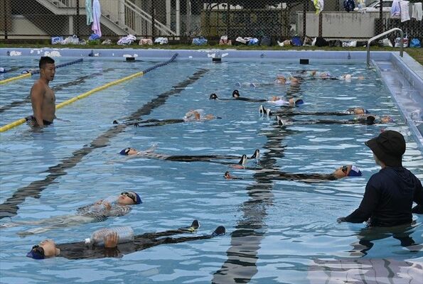 あおむけに浮かび救助を待つ練習をする５年生