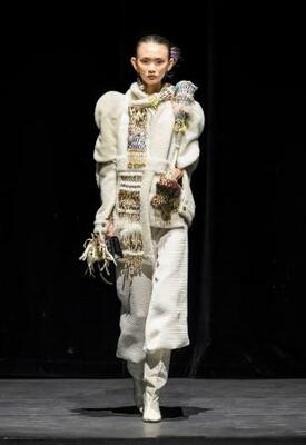 　サステナブル・クチュールの「ＲＶＤＫ　ロナルド・ファン・デル・ケンプ」より。廃棄された羊の革を使ったジャケット（ブランド提供）