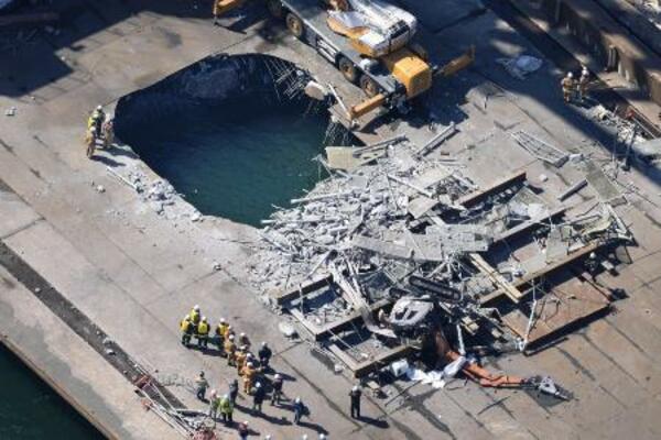 　作業員が巻き込まれる事故があった、ＪＦＥスチール東日本製鉄所敷地内の作業現場＝８日午前９時２０分、川崎市川崎区（共同通信社ヘリから）