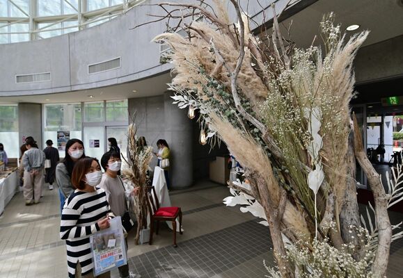 来場者を迎える廃棄花のオブジェ